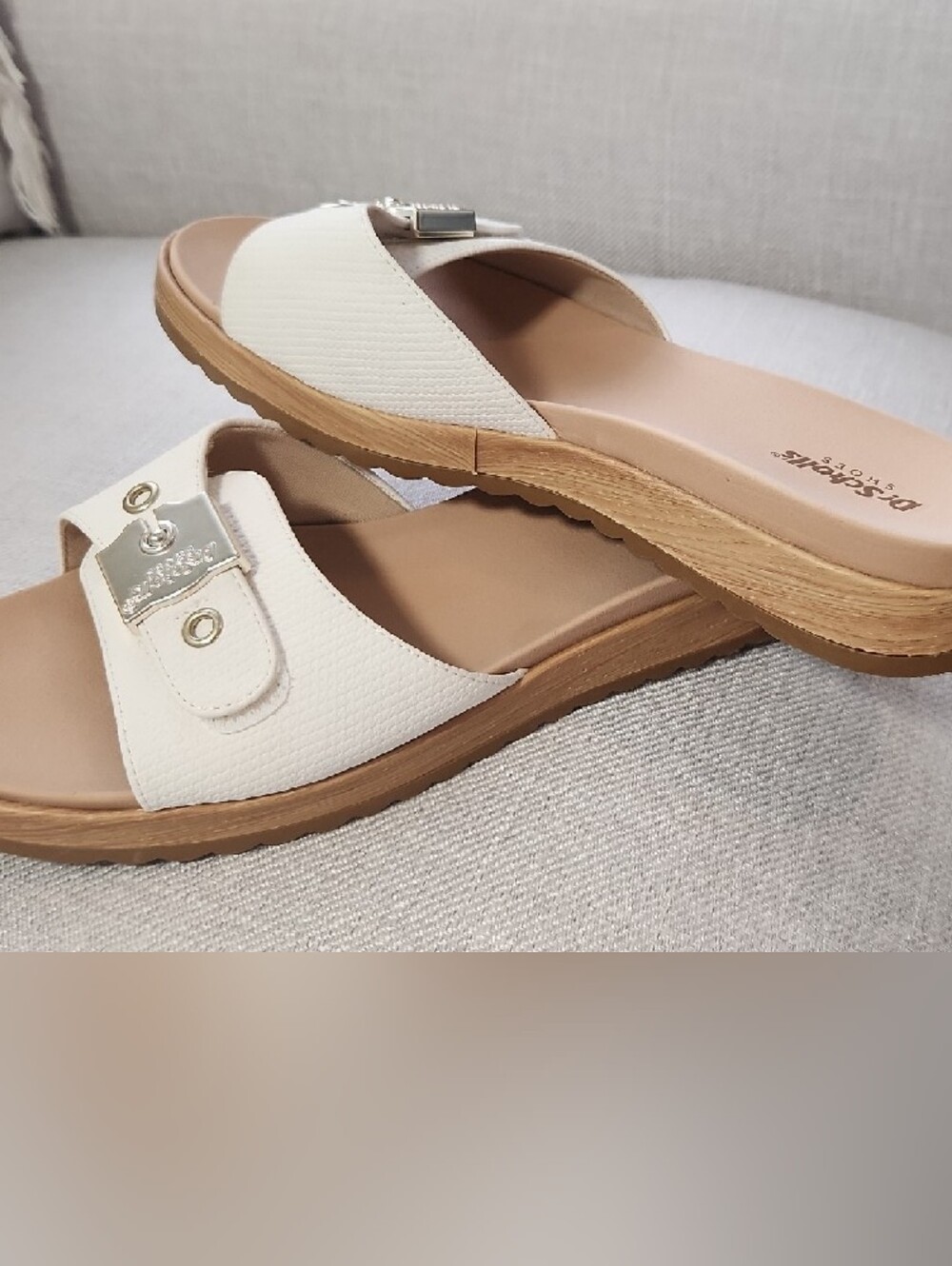 Dr. Scholl's White Slide Mules with Tan Footbed and Gold Buckle - Picture 2 of 3